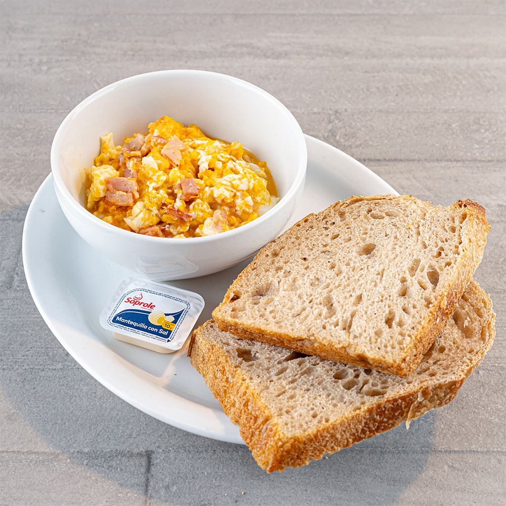 Tostadas huevo y tocino