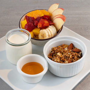 Yogurt con fruta, granola y miel - Imagen 1