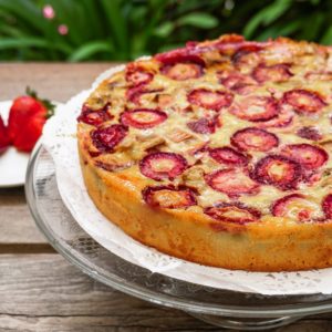 Kuchen de ruibarbo y frutilla