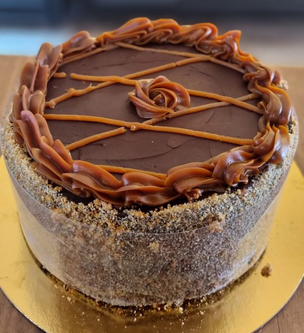 Torta de chocolate manjar sin azucar, con bizcocho humedo de chocolate y relleno de mousse de manjar