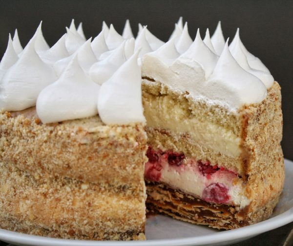 Nuestra Torta Wenger sin azucar es la version libre de azucar de nuestra torta de la casa. Base de hojarasca rellena con manjar, crema de chantilly con frambuesas, capas de bizcocho y crema pastelera de vainilla.
