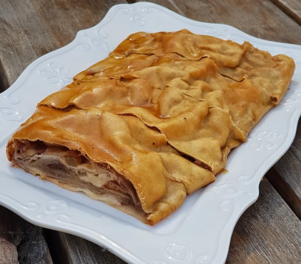 Strudel de manzana, clásico rollo aleman con una delgada masa rellena con manzanas, nueces y canela