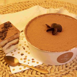 Postre Tiramisu, crema de queso con galletas remojadas en cafe y cacao