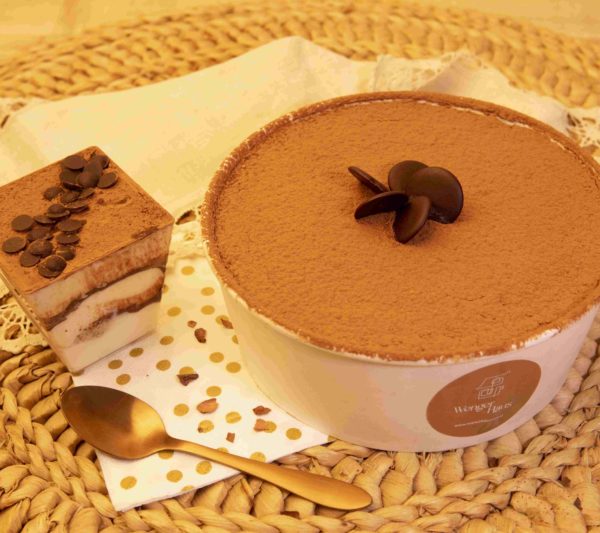 Postre Tiramisu, crema de queso con galletas remojadas en cafe y cacao